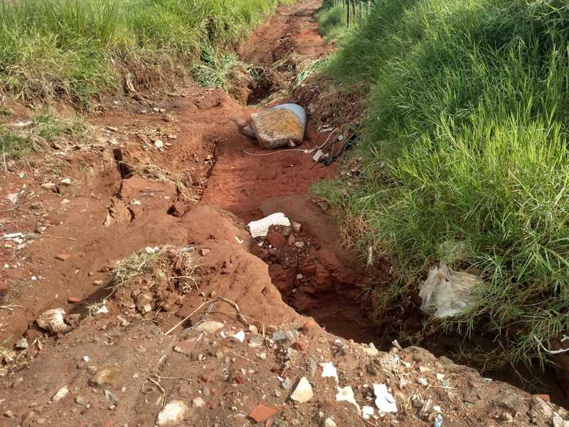 Valetas estão obstruindo passagem entre os bairros Cidade Nova e Alto