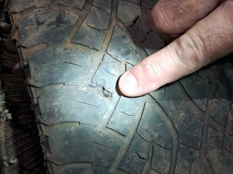 Imagens que circularam pela internet mostram marcas de tiros na lateral e pneu da Saveiro