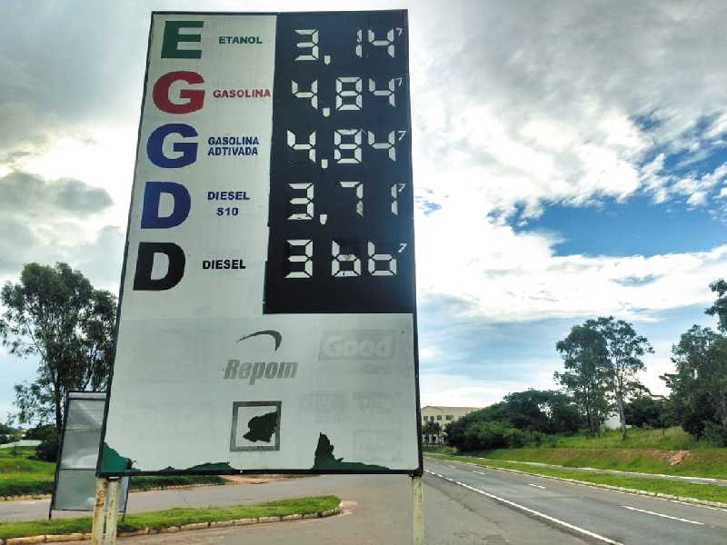No Posto Paraíso, consumidor cadastrado paga R$ 4,647 o litro de  gasolina, etanol R$ 2,987 e diesel R$ 3,597