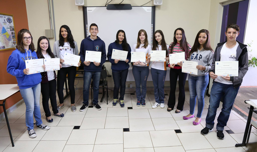 Durante a semana alunos classificados para a  próxima etapa do concurso receberam certificados