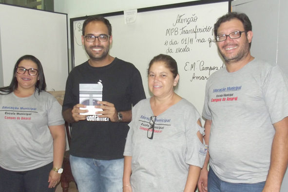  Professor Artur Gomes com alguns de seus alunos autores da obra literária