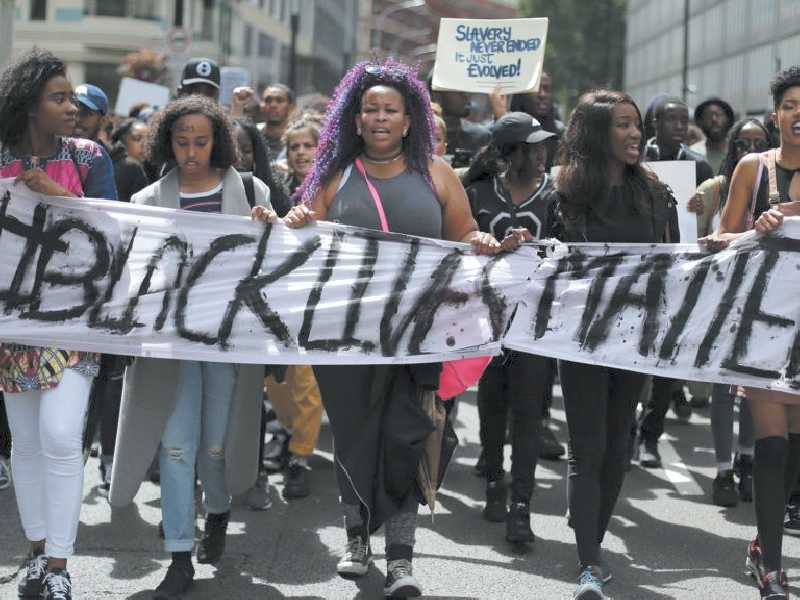 Movimento “Vidas Negra Importam” e lema “Eu não consigo respirar” ganhou o mundo após morte do ex-segurança George Floyd por um policial branco nos EUA