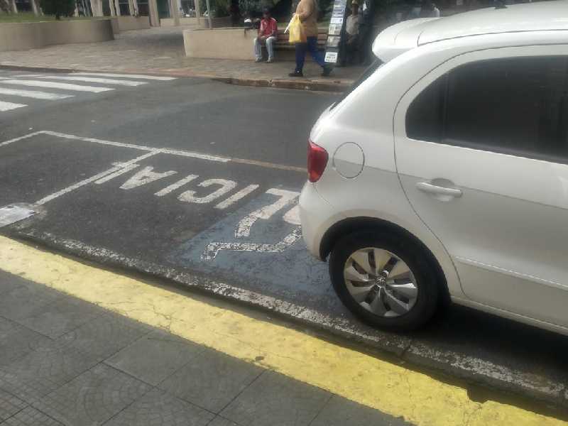 Veículos têm sido estacionados irregularmente em vias públicas de Paraíso