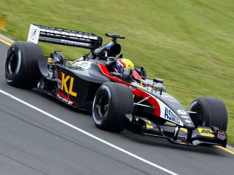 Mark Webber estreou na F1 em 2002 com um honroso 5º lugar com a nanica Minardi
