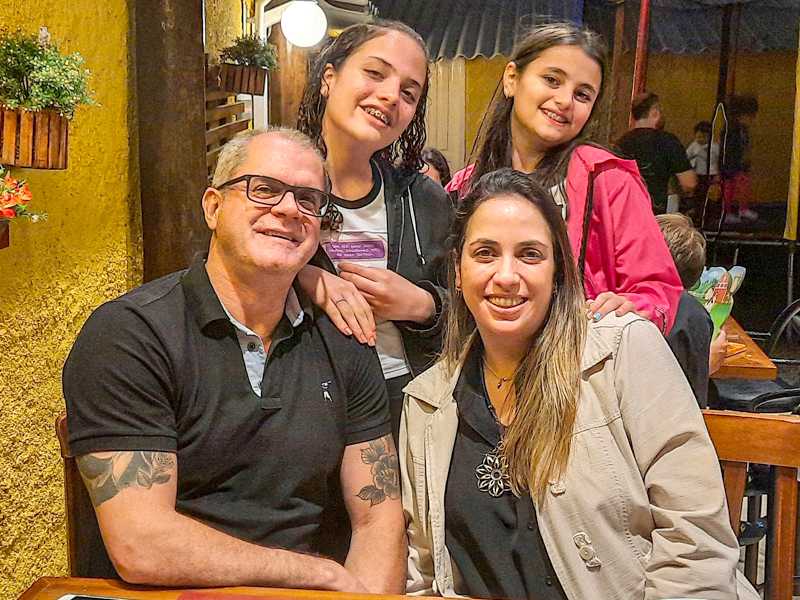 Em família - Pais, Dr. Clécio, Mayra e a irmã Eduarda