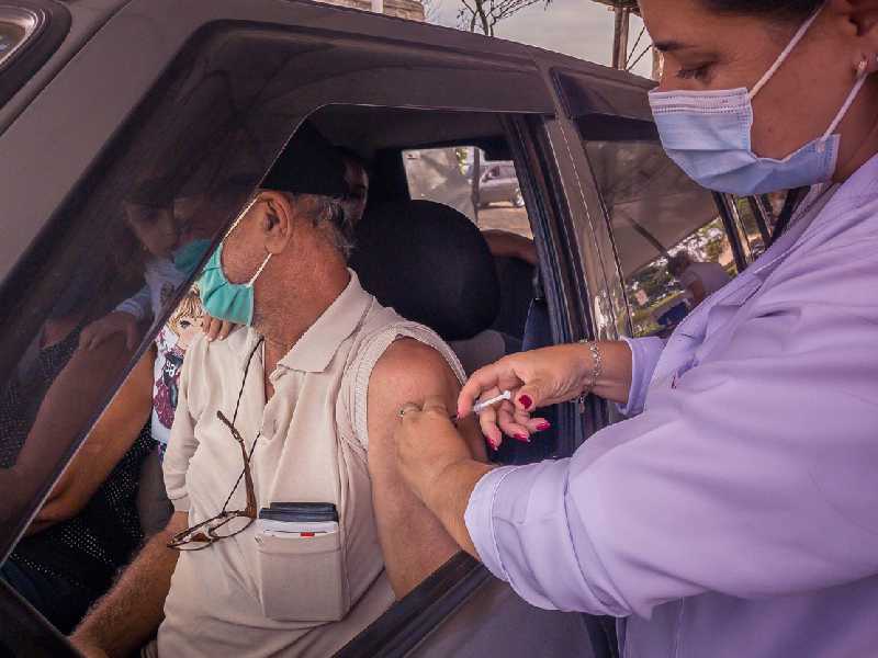 Com a distribuição de novas doses municípios podem ampliar vacinação de reforço contra a covid-19