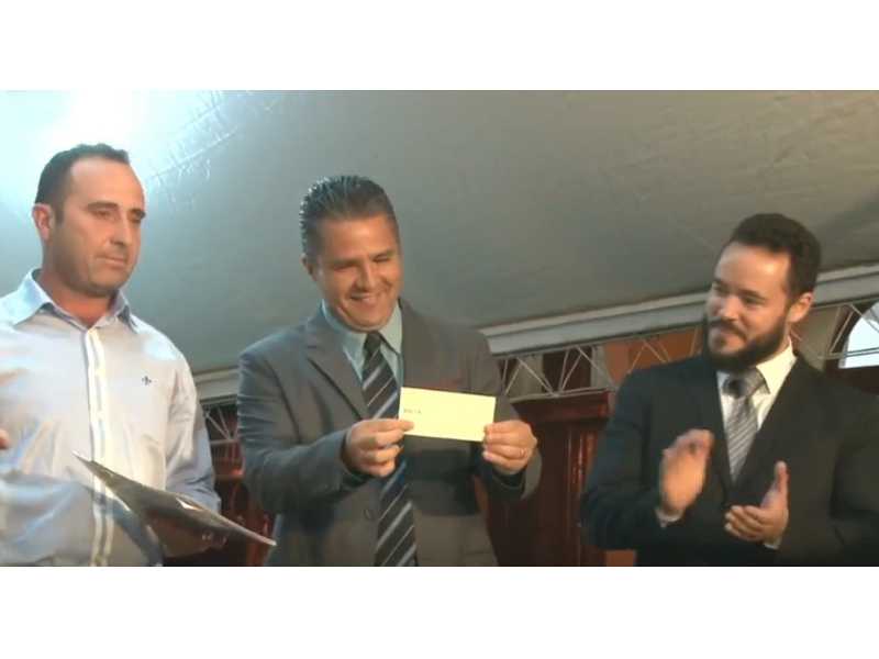 Lisandro entrega cheque devolvendo R$500 mil de sobras da Câmara ao prefeito Marcelo Morais