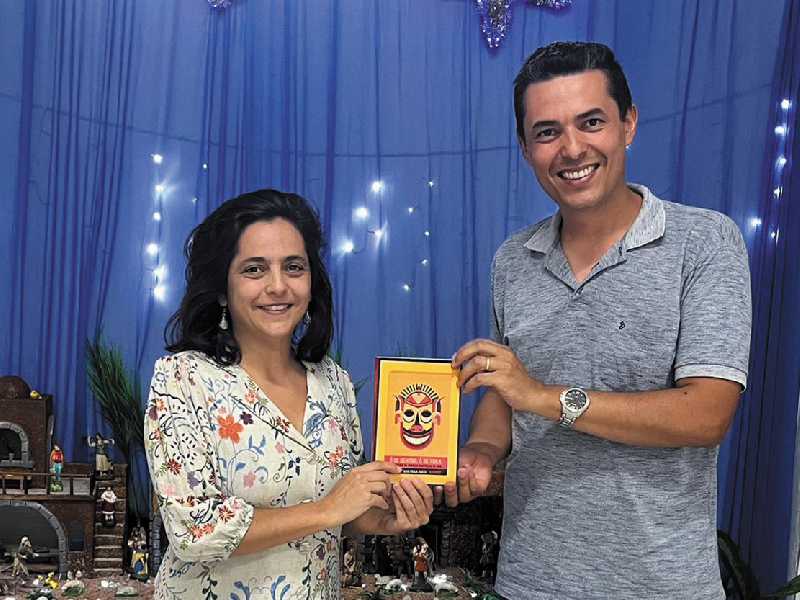 Autora apresenta o livro ao secretário municipal de Educação e Cultura