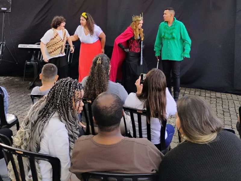 Além do teatro, o festival contou com apresentações musicais, exposições de arte e performances de kung fu