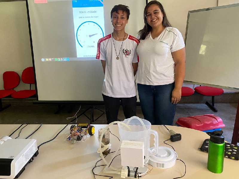 Apresentação do estudante Leonardo Prado do 2º ano do Ensino Médio da escola Ditão e a professora Larissa Bárbara