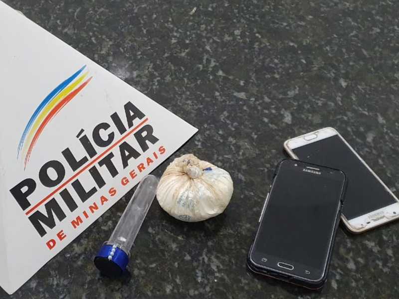 Porção de cocaína foi encontrada dentro do Corcel depois de perseguição pela rodovia