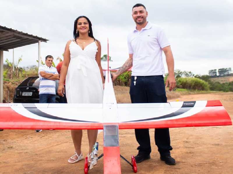 Aeromodelista Douglas Alexandro Soares e sua esposa Priscila Garcia Soares, comemoraram o “Chá Revelação”, na pista do Clube Paraisense de Aeromodelismo