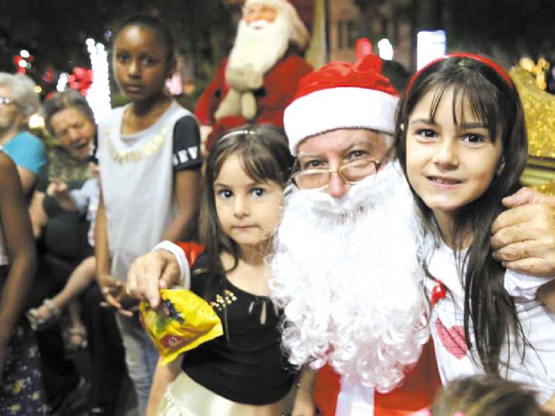 Chegada do Papai Noel  foi marcado por muitas  emoções principalmente pelas crianças