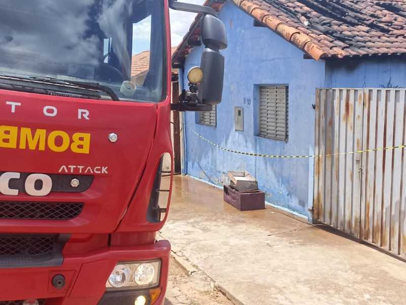 Bombeiros de Paraíso fizeram rescaldo para evitar que novo incêndio terminasse de destruir a residência