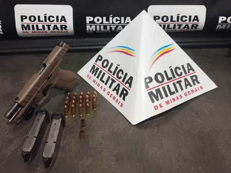 Pistola e carregadores importados, além de 19 munições, foram apreendidos pela Polícia Militar