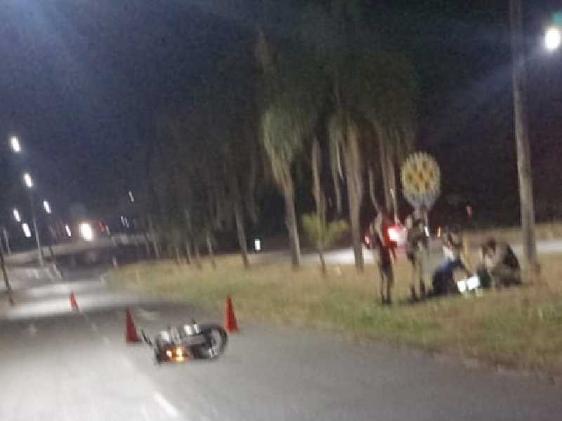 Condutor da moto recebeu primeiros atendimentos ainda no local antes de ser levado ao hospital