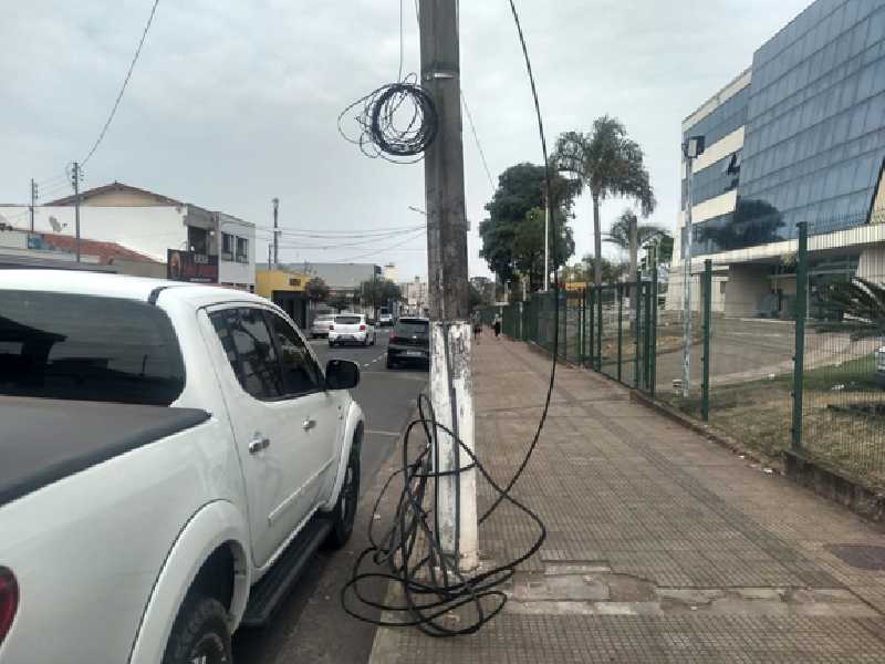 Já passou de uma semana que estas fiações estão arrebentadas e enroladas em poste de energia elétrica e postinho de placa de trânsito na Av. Mons. Mancini, Vila Dalva