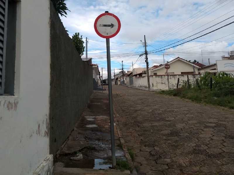 Placa indicativa de trânsito colocada incorretamente no meio do quarteirão da Rua Dr. João Pedro de Alcântara, na Vila Santa Maria