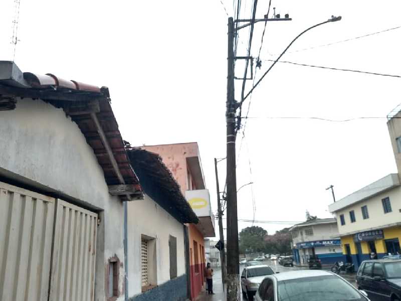 Na av. Wenceslau Braz, Mocoquinha, poste que conduz energia elétrica está inclinado trazendo preocupação a moradores e pedestres que passam pelas imediações