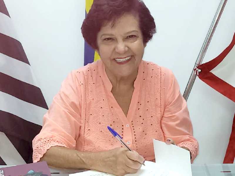 Autora Maria Amélia Leal