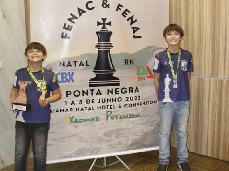 Os irmãos Carvalho com a premiação do torneio
