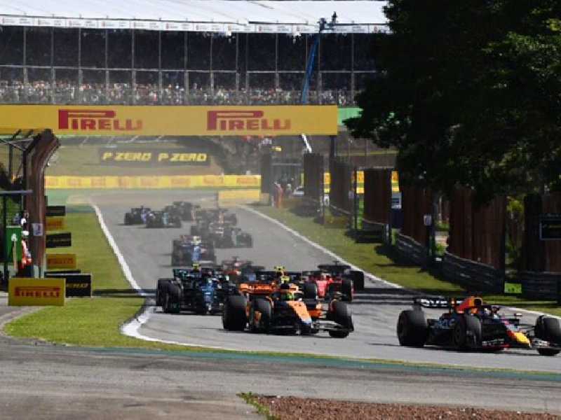 Largada da sprint em Interlagos com Verstappen tomando a ponta de Lando Norris e vencer de ponta a ponta