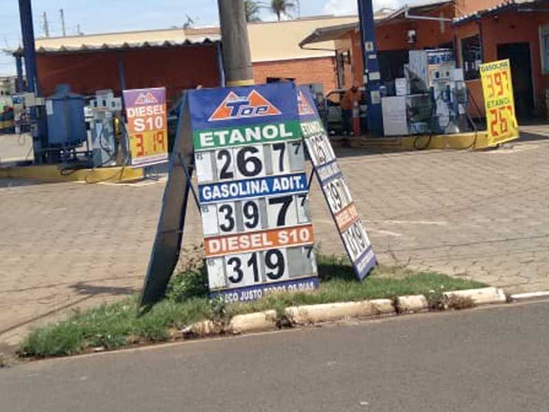 O litro da gasolina em Paraíso chega a custar R$ 4,999, o etanol  R$ 3,499 e o diesel R$ 3.899, vejam e compare os preços dos  mesmos produtos vendidos no vizinho estado de São Paulo