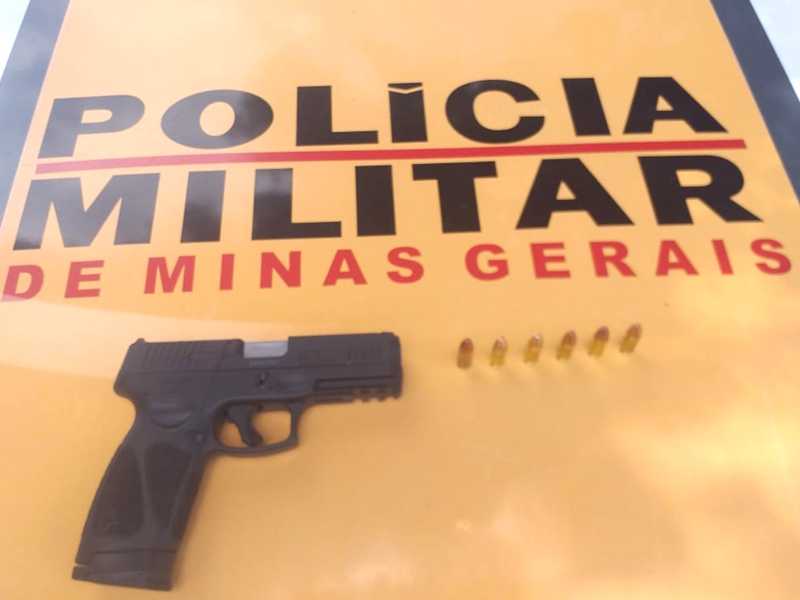 Pistola e trinta munições foram encontradas pela Polícia Rodoviária dentro da caminhonete do mecânico