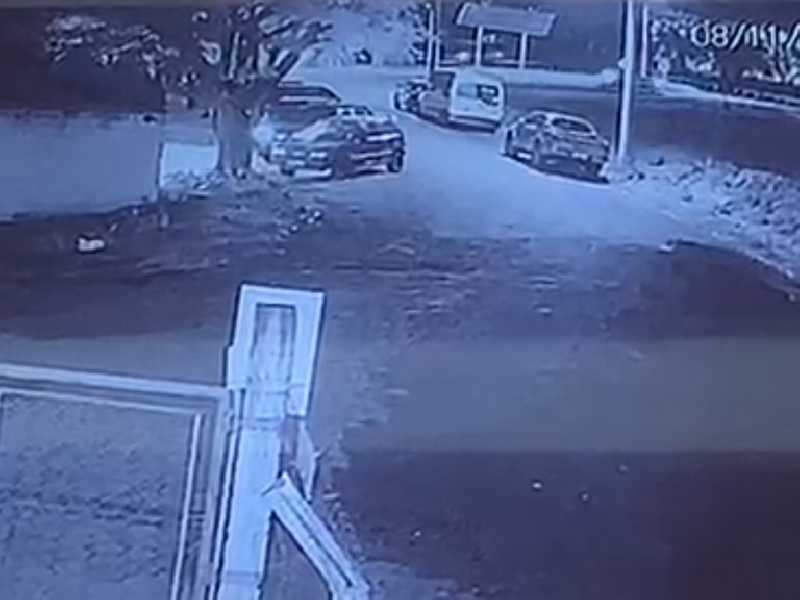 Câmera de segurança registrou momento em que a vítima (no canto inferior esquerdo) caminha enquanto os ladrões levam seu veículo