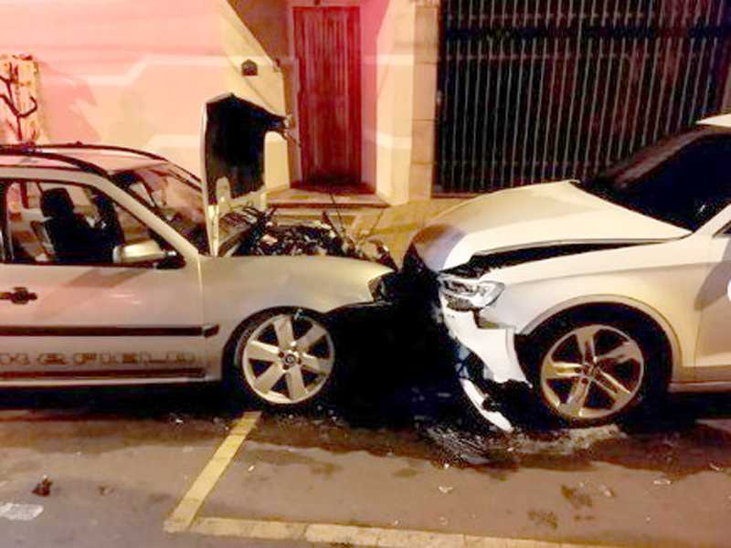 Na madrugada Parati colidiu contra o Audi que estava estacionado na Avenida Delfim Moreira