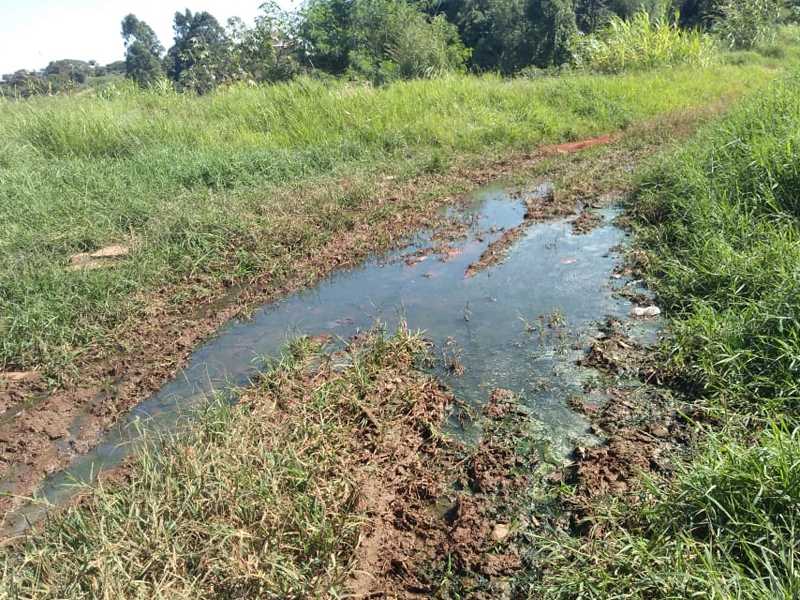 Poço formado por vazamento de água poluída de esgoto urbano, fica na rua Estrada de Ferro e dificulta o trânsito de pedestres e veículos