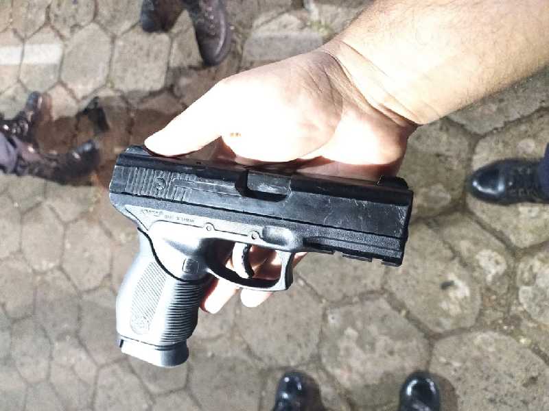 Simulacro de pistola foi encontrada com o suspeito que vive em situação de rua.