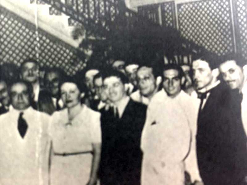 Palacio do Catete (1940) Presidente: Vargas, e os artistas direita para Esquerda: Cascata – Leonel, Almirante, Orlando Silva – Lamartine – Ary Barroso 