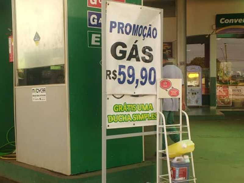 Posto Iguatemi no bairro Sta. Tereza, o gás de cozinha GLP de 13  quilos custa R$ 59.90 no local da compra. A Petrobrás anunciou  nesta quarta-feira 28 redução de 5% no gás de cozinha