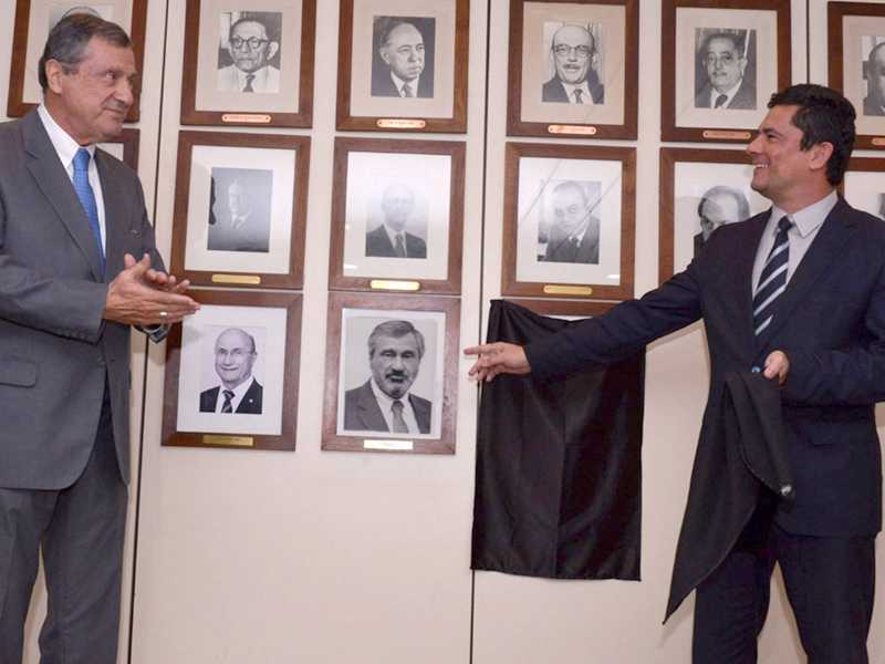 O ministro Sérgio Moro prestou uma homenagem ao ministro Torquato Jardim, fazendo o descerramento de sua foto junto a sala de retratos do Ministério da Justiça