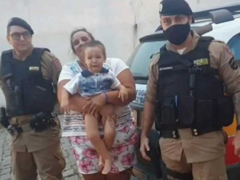 Após ser socorrida pelos policiais do Pelotão da PM, a criança foi devolvida para os braços da mãe