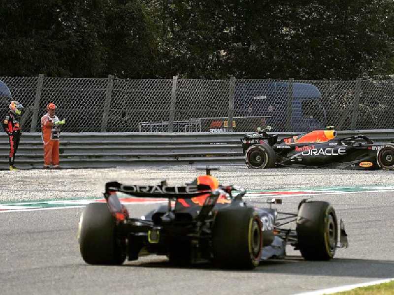 Verstappen passa por Perez (ao fundo) atolado na caixa de brita durante o treino livre em Monza