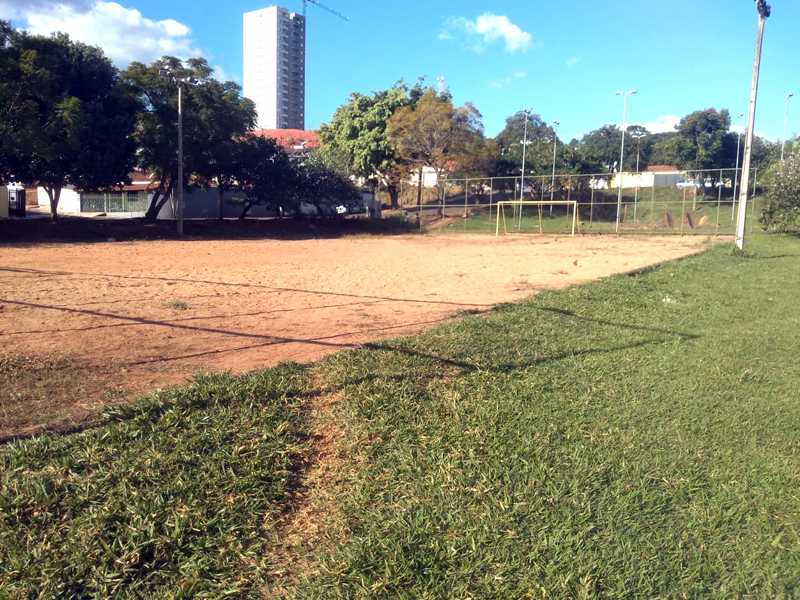 Moradores nas imediações e usuários, pedem para que a Prefeitura cuide do campo de futebol e brinquedos no parquinho, no Jardim São José 2
