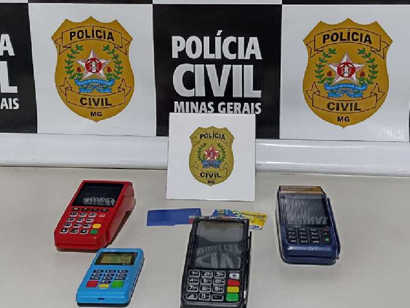 Cartões bancários de vítimas e máquinas usadas em golpes foram apreendidas com os suspeito
