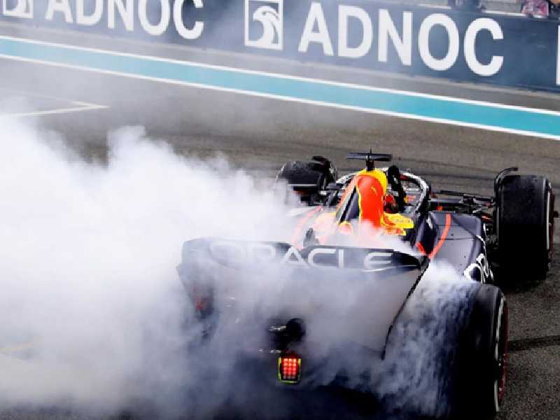 Verstappen comemorando um ano  de sonhos dele e da Red Bull na F1