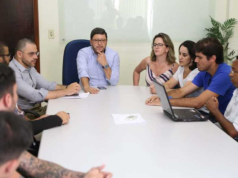 Prefeito repassa à estudantes resultado de reunião com Ministério Público
