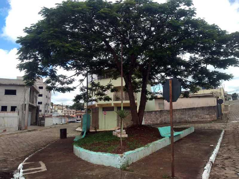 A única pracinha existente no Jardim Maria Lúcia, está com a única luminária que existia, queimada a aproximadamente três anos