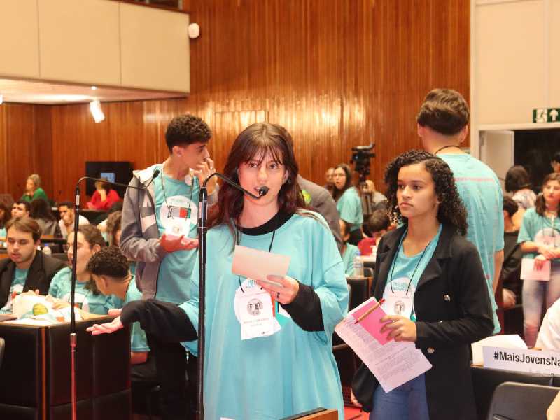 Maria Fernanda foi a representante da Escola do Legislativo de Paraíso no evento na capital mineira