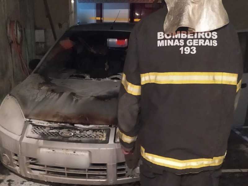 Bombeiros encontraram garrafa com resquícios de combustível na garagem onde veículo estava estacionado