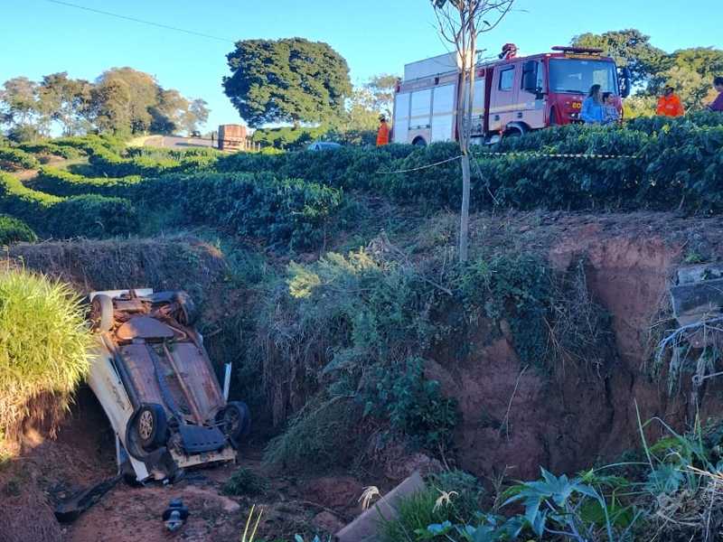 Veículo foi encontrado em uma caixa seca a 12 metros da margem da rodovia que liga Paraíso a Jacuí