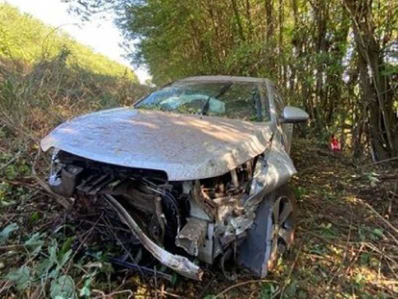 Veículo GM Cruze ficou com a frente destruída, mas as vítimas aparentemente não se feriram