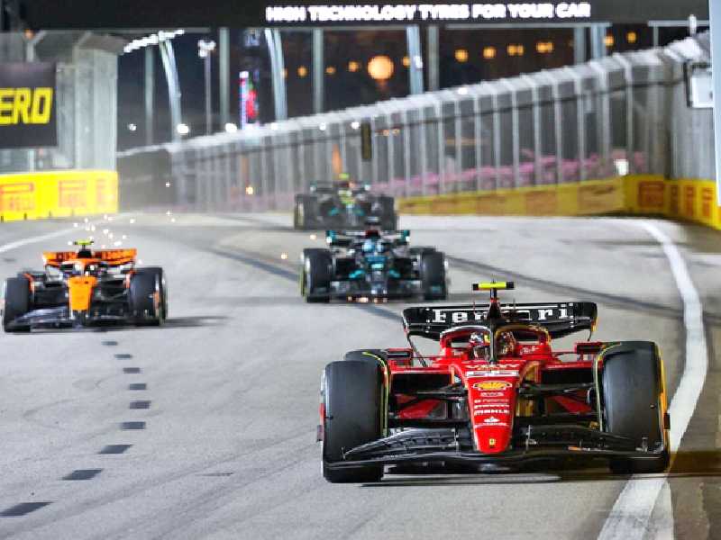 Carlos Sainz a caminho da brilhante vitória em Singapura na melhor corrida da temporada