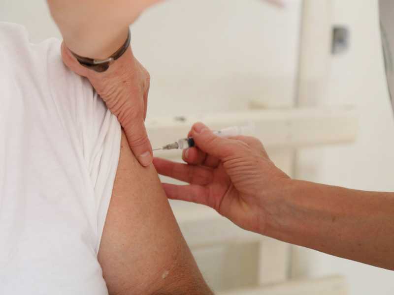 Vacinação contra gripe será por etapas atendendo inicialmente profissionais da saúde e idosos