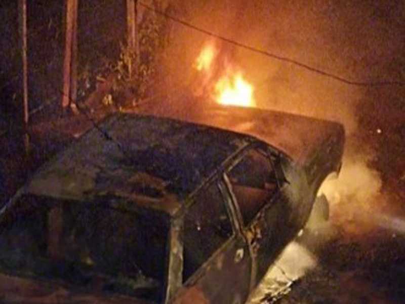 Veículo ficou totalmente destruído após ser consumido por incêndio no bairro São Judas
