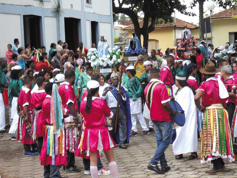 Congadeiros e moçambiqueiros se reúnem na Capela do Rosário para a procissão das imagens
